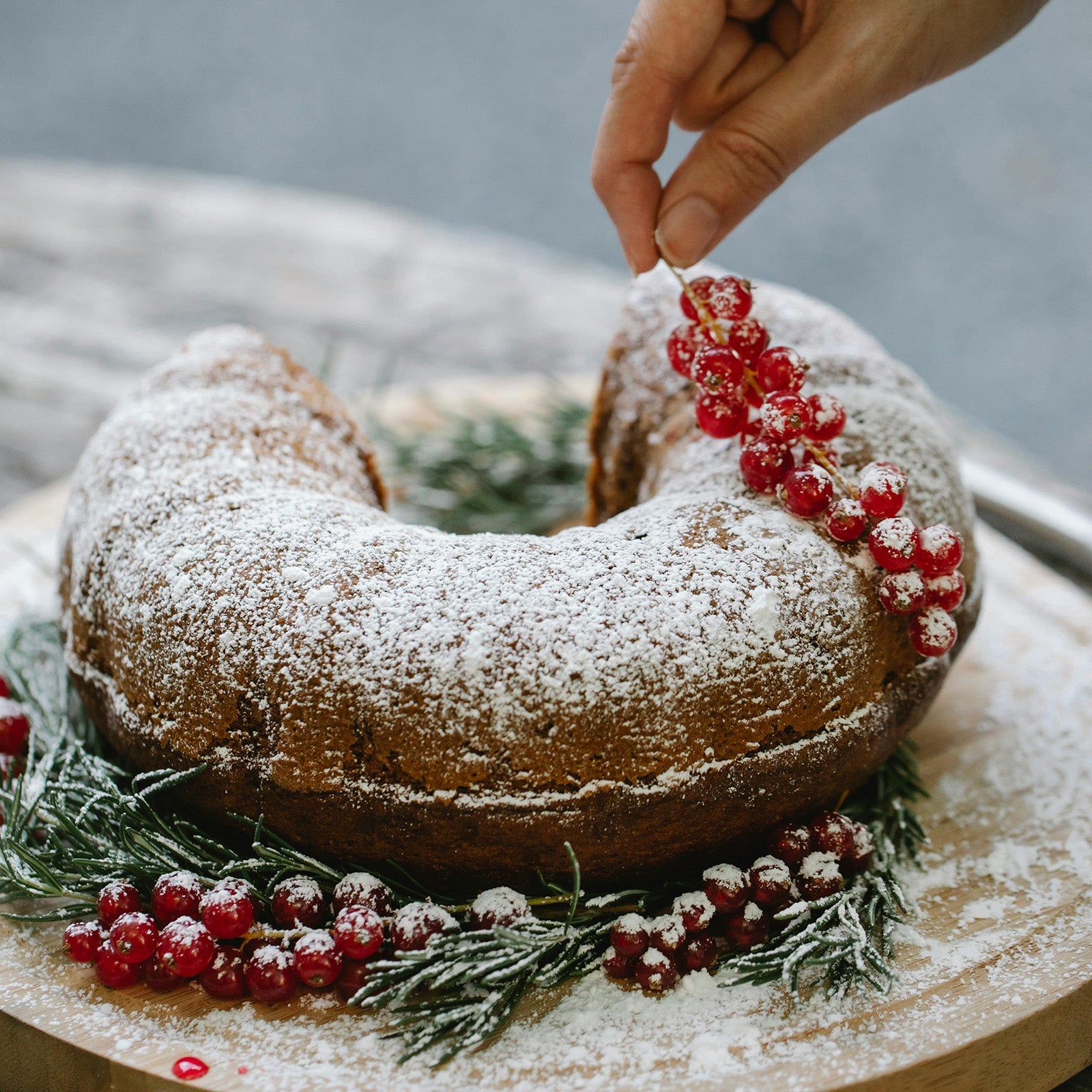 A festive Bundt Cake that’s made for your Christmas table ️