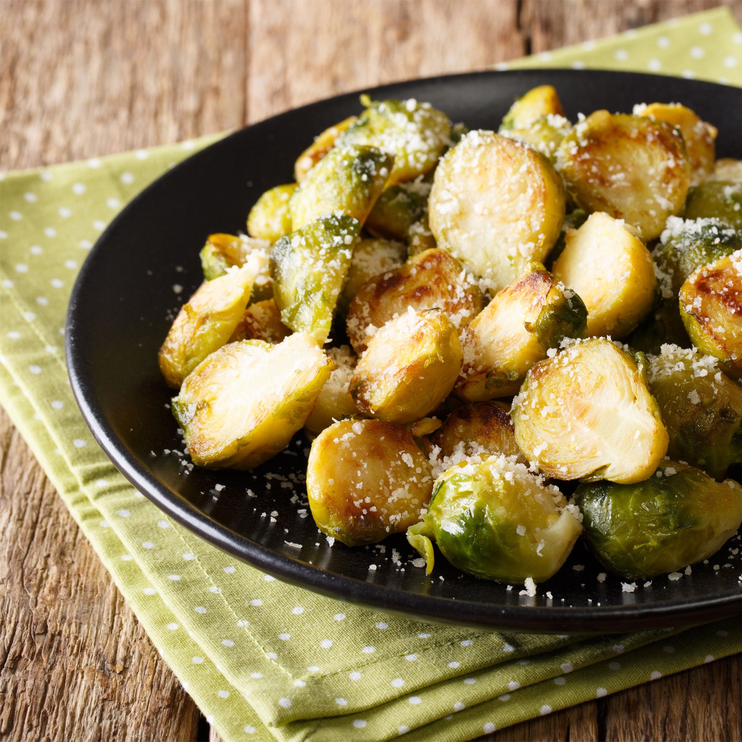 Crispy brussels sprouts with garlic and cheese 🧄 🧀
