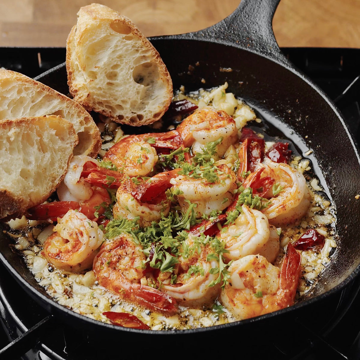 Savory Garlic Shrimp with Crusty Bread 🦐🍞✨