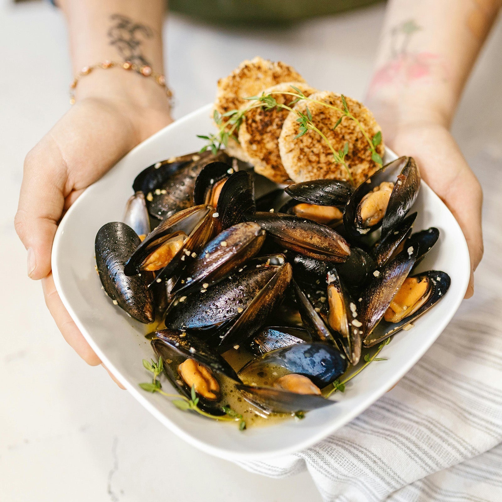 Garlic butter mussels with crispy herb croquettes