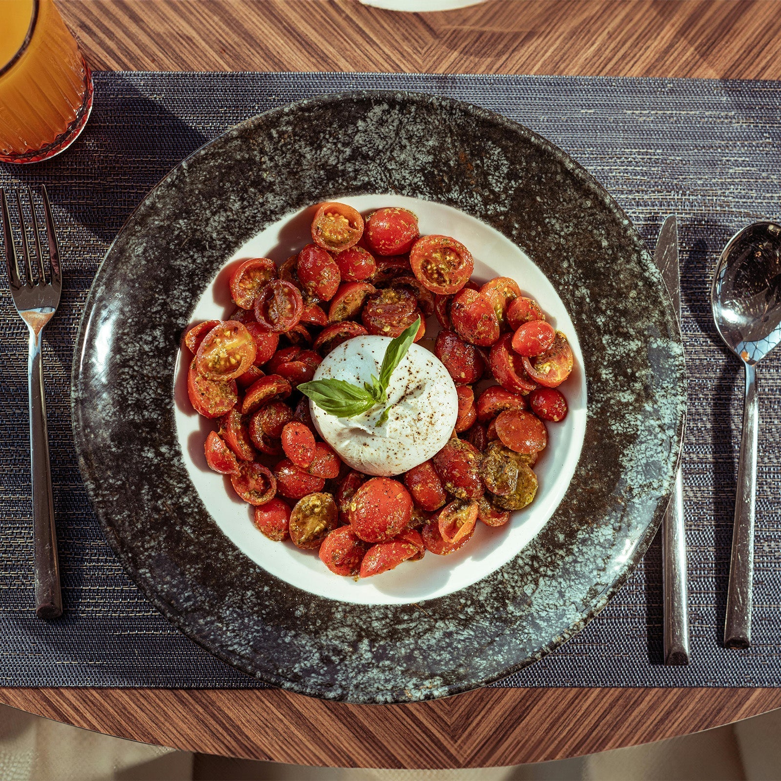 Marinated Cherry Tomatoes with Burrata & Basil 🍅🧀