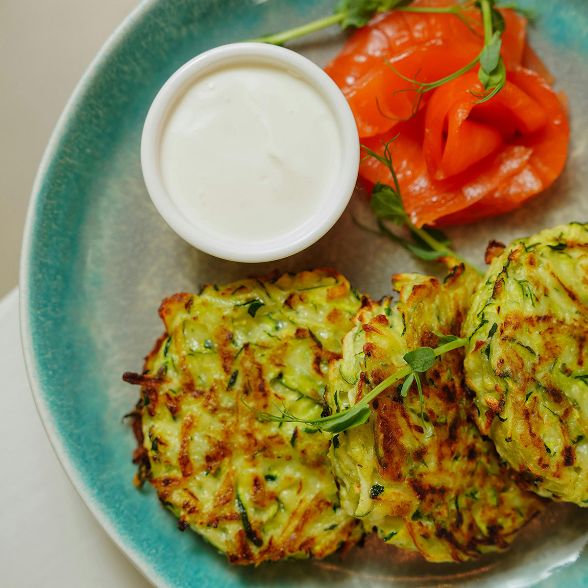 Zucchini Fritters with Smoked Salmon & Creamy Dip 🥒